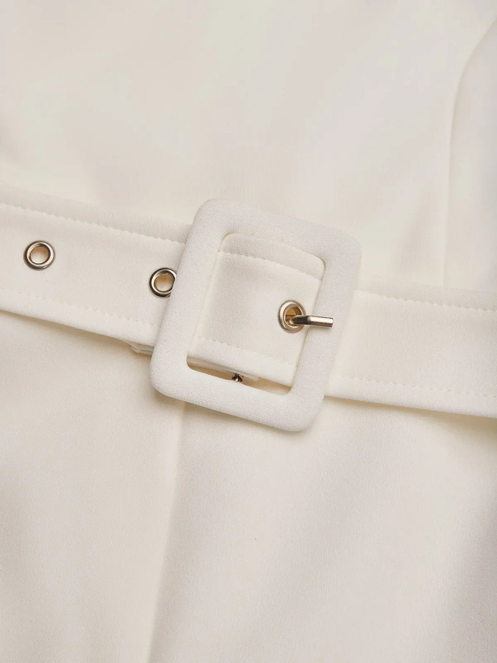 Mono blanco para mujer con escote off-shoulder y manga media elegante