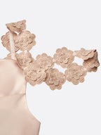 Vestido midi de satén color champán con flores 3D, cuello drapeado y sin mangas tipo columna