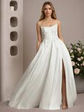 Vestido de noiva branco em cetim stretch com renda, corte A