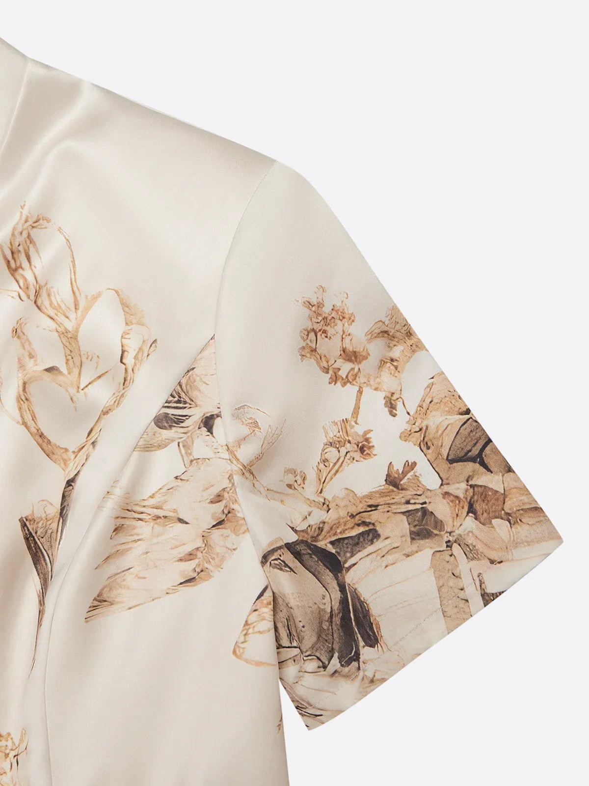 Abito sirena beige in raso floreale con scollo profondo a V e maniche corte