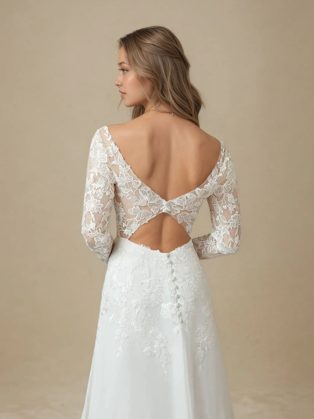 Vestido de novia blanco línea A con escote en V, lentejuelas y gasa