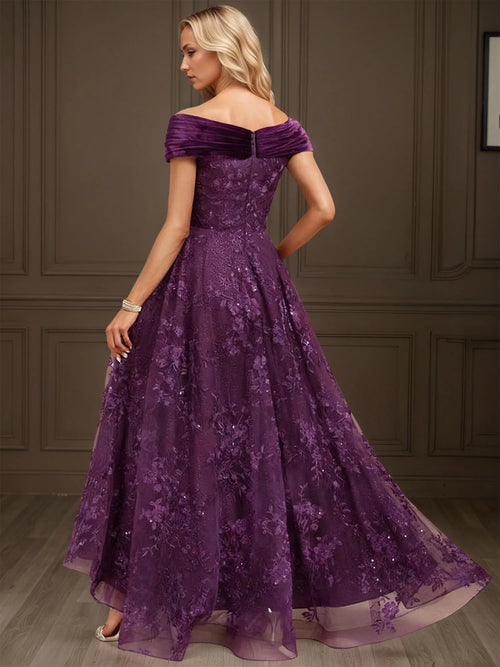 Vestido de noche asimétrico línea A de terciopelo con encaje, hombros descubiertos, pliegues y lentejuelas