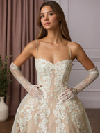 Abito da sposa bianco champagne a gonna ampia senza spalline in pizzo