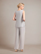 Elegante tuta argento in chiffon senza maniche con applicazioni per madre della sposa e scollo a incrocio