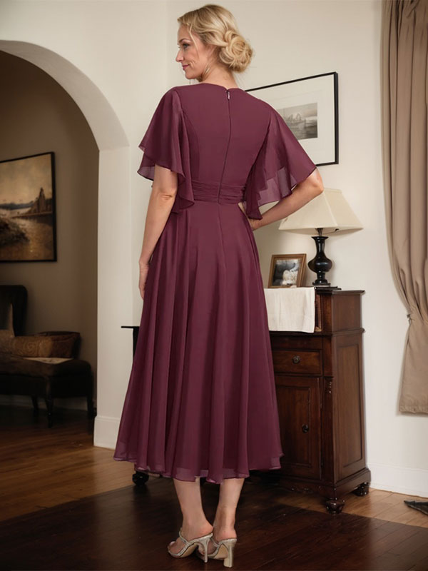 Vestido de madre de la novia línea A de gasa con escote en V, largo hasta el té y detalles plisados con cuentas