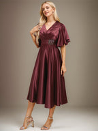 Vestito a-line da madre della sposa in raso elasticizzato con scollo a V, lunghezza tea, perline e pieghe