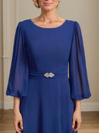 Vestido para mãe da noiva em linha A, comprimento chá, chiffon com decote redondo, broche de cristal e plissado