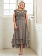 A-Linien Boot-Ausschnitt Illusions asymmetrisches Chiffon-Spitzen Mutterkleid der Braut mit Applikationsfalten