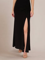 Schwarzes, knöchellanges Chiffonkleid für die Brautmutter mit V-Ausschnitt und hohem Schlitz