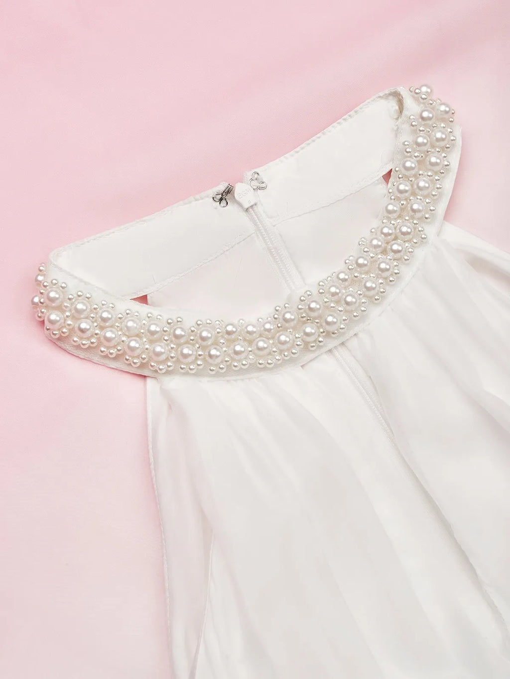 Vestido longo rosa evasê em chiffon com decote halter, efeito ombré, pérolas, recorte e gola alta falsa