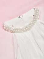 Vestido longo rosa evasê em chiffon com decote halter, efeito ombré, pérolas, recorte e gola alta falsa