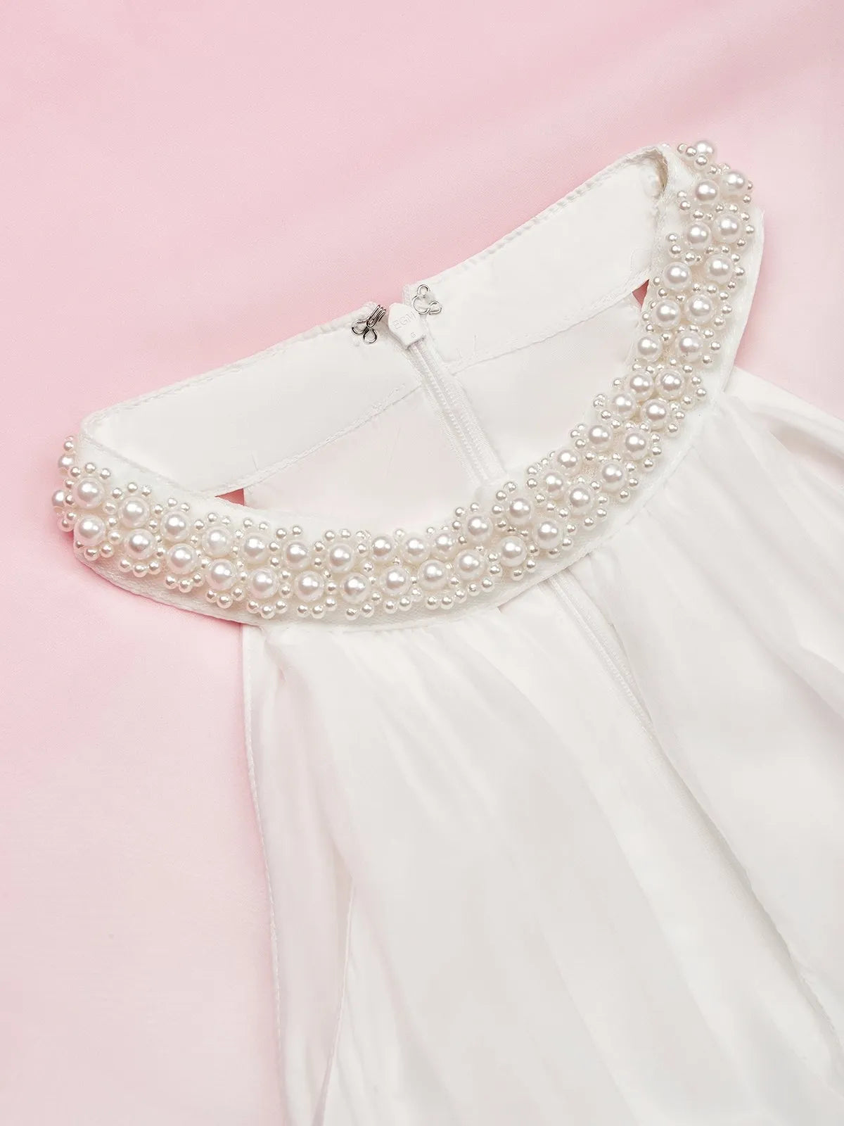 Vestido longo rosa evasê em chiffon com decote halter, efeito ombré, pérolas, recorte e gola alta falsa