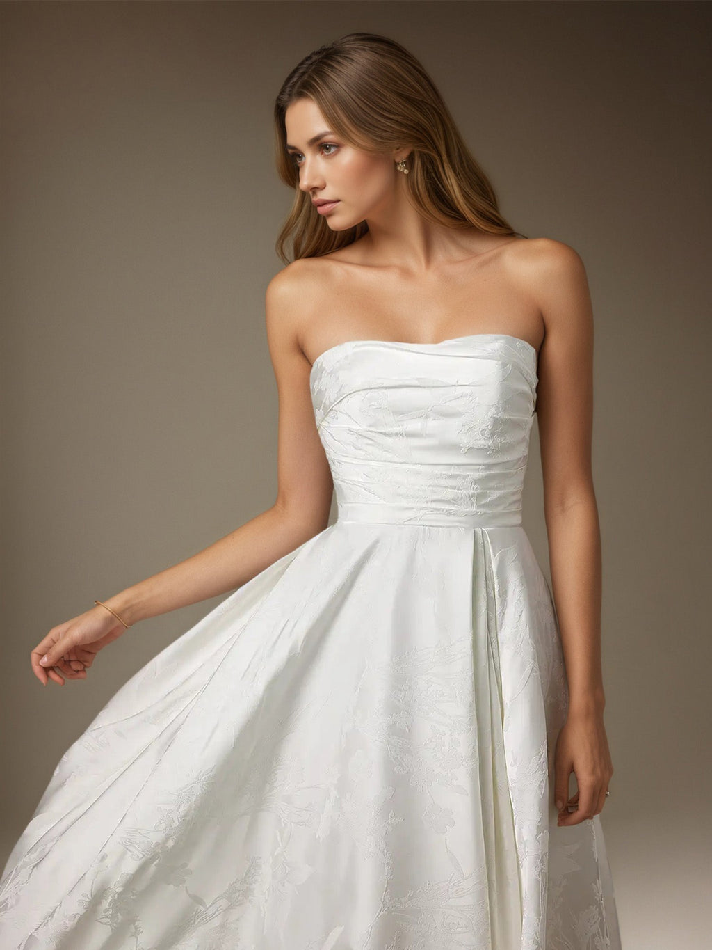 Robe de mariée blanche en jacquard floral, bustier sans bretelles, coupe trapèze