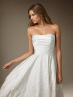 Robe de mariée blanche en jacquard floral, bustier sans bretelles, coupe trapèze