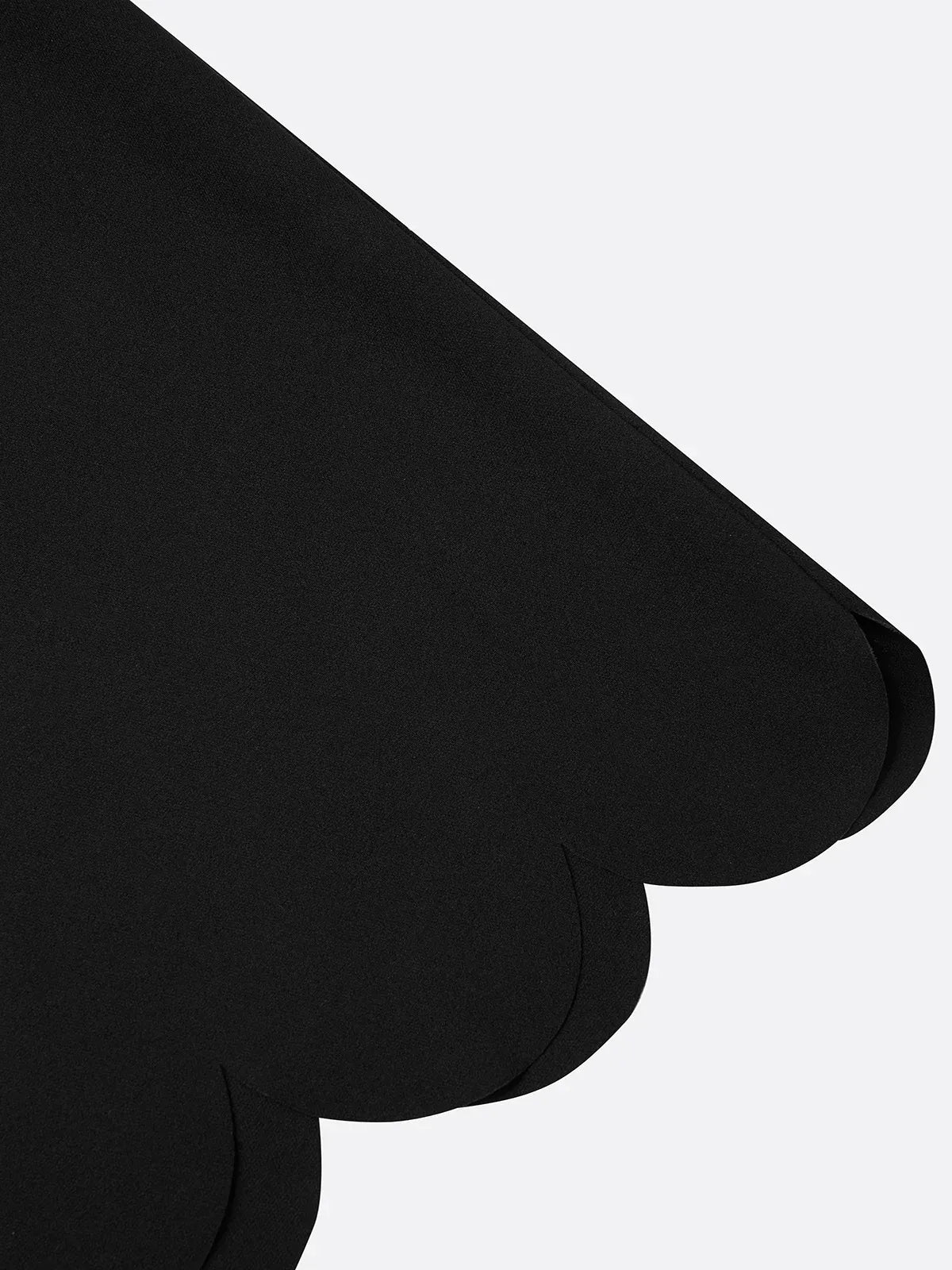 Abito midi classico nero a linea A con lavorazione irregolare, scollo quadrato e maniche corte