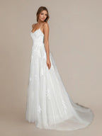 Vestido de novia blanco de tul con lentejuelas, tirantes finos y corte en A