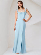 Abito lungo azzurro in chiffon con scollo quadrato, senza maniche e spacco alto