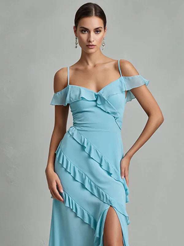 Vestido de fiesta azul claro con escote en V, abertura e irregularidades con volantes