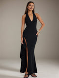 Vestido preto de crepe stretch, decote em V, sem mangas, costas abertas, com fenda alta
