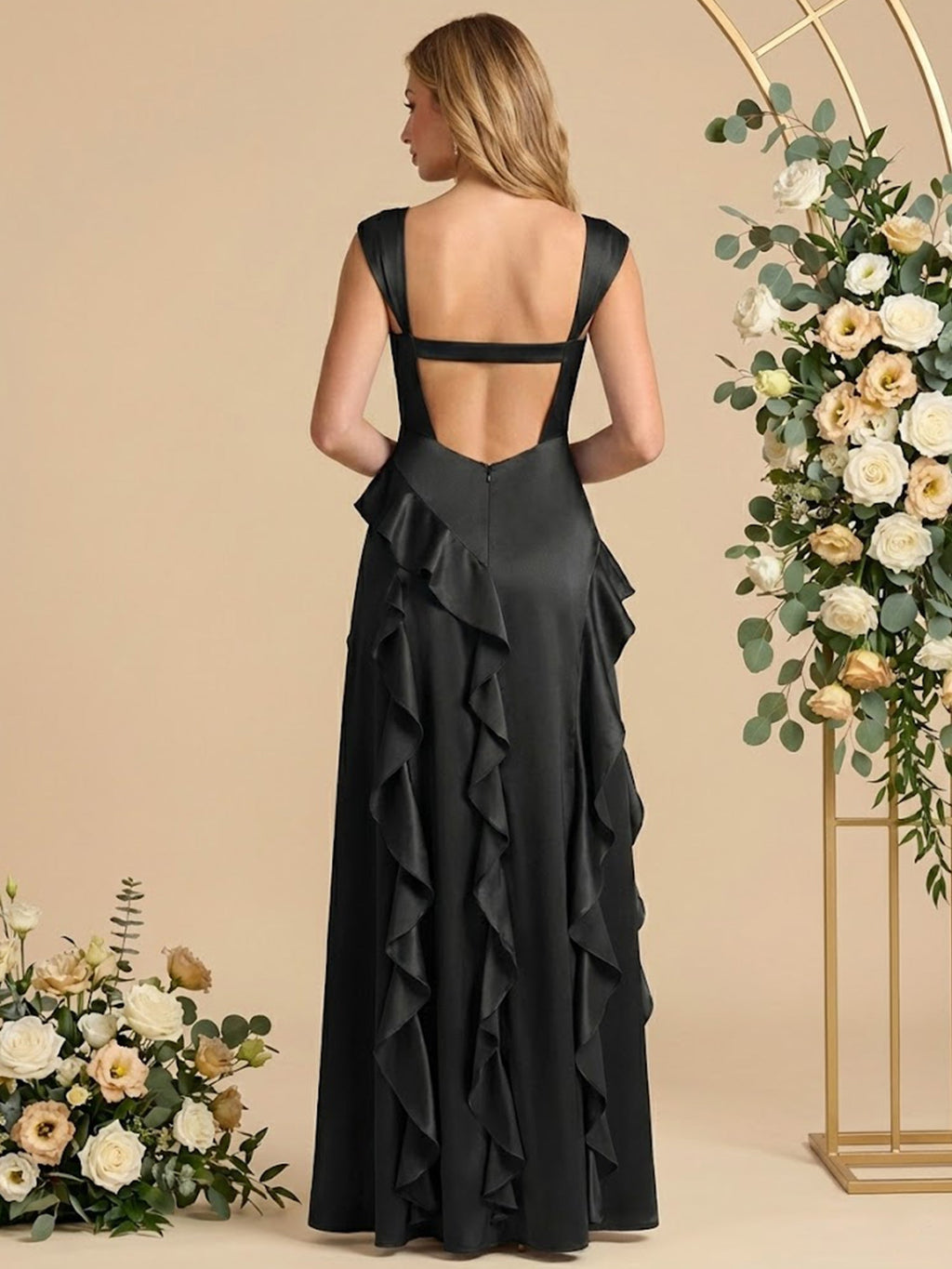 Vestido longo de madrinha com decote quadrado, babados, saia evasê, mangas curtas de cetim e fenda