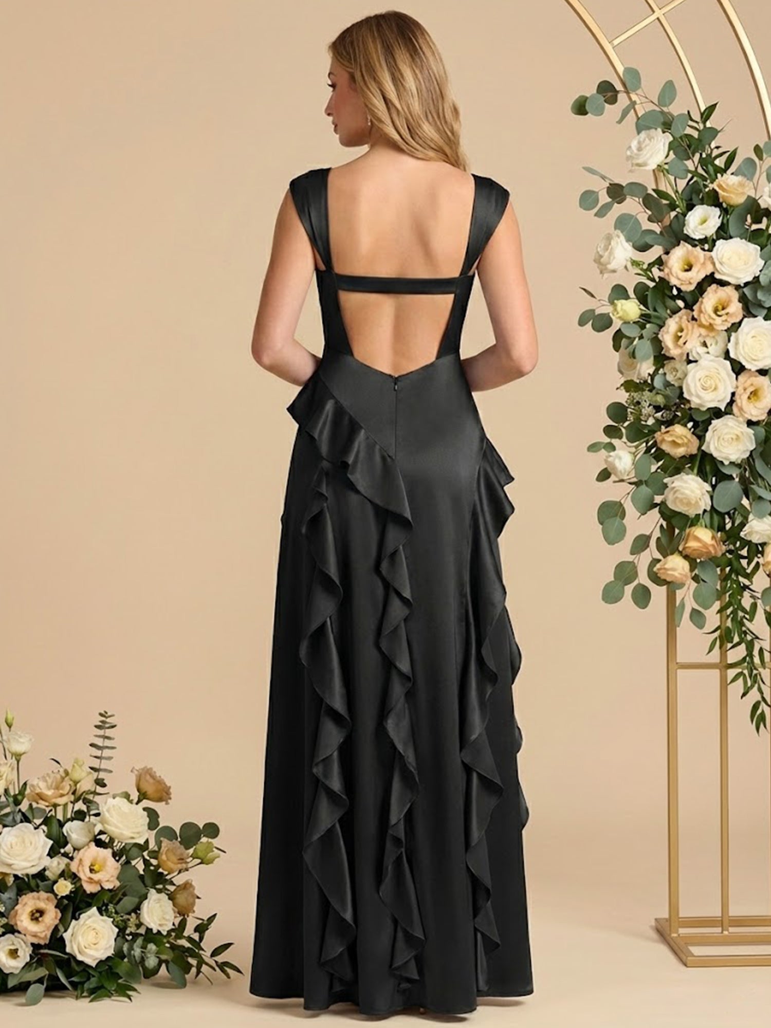 Vestido longo de madrinha com decote quadrado, babados, saia evasê, mangas curtas de cetim e fenda