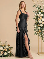Vestido longo de madrinha com decote quadrado, babados, saia evasê, mangas curtas de cetim e fenda