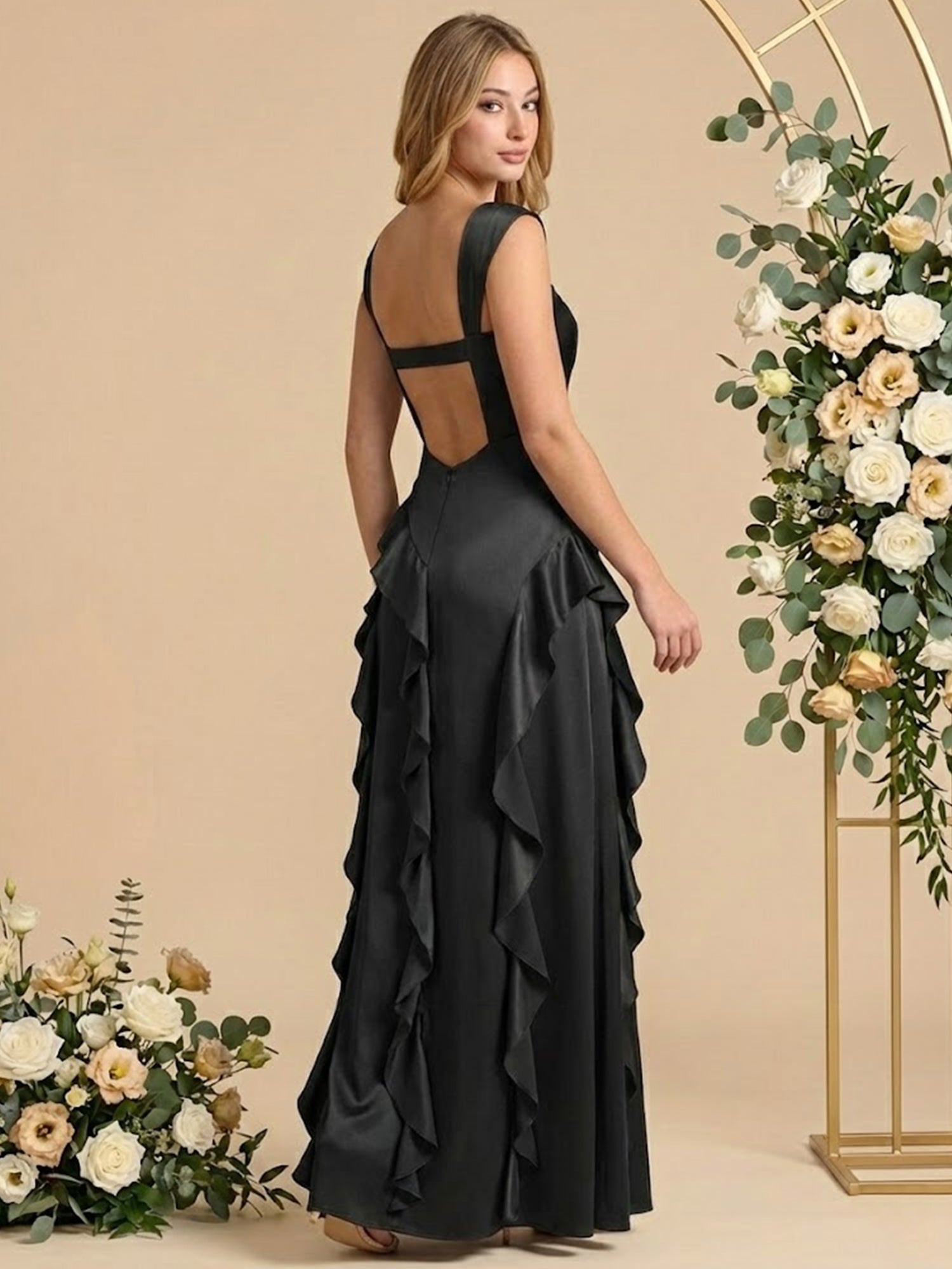 Vestido longo de madrinha com decote quadrado, babados, saia evasê, mangas curtas de cetim e fenda