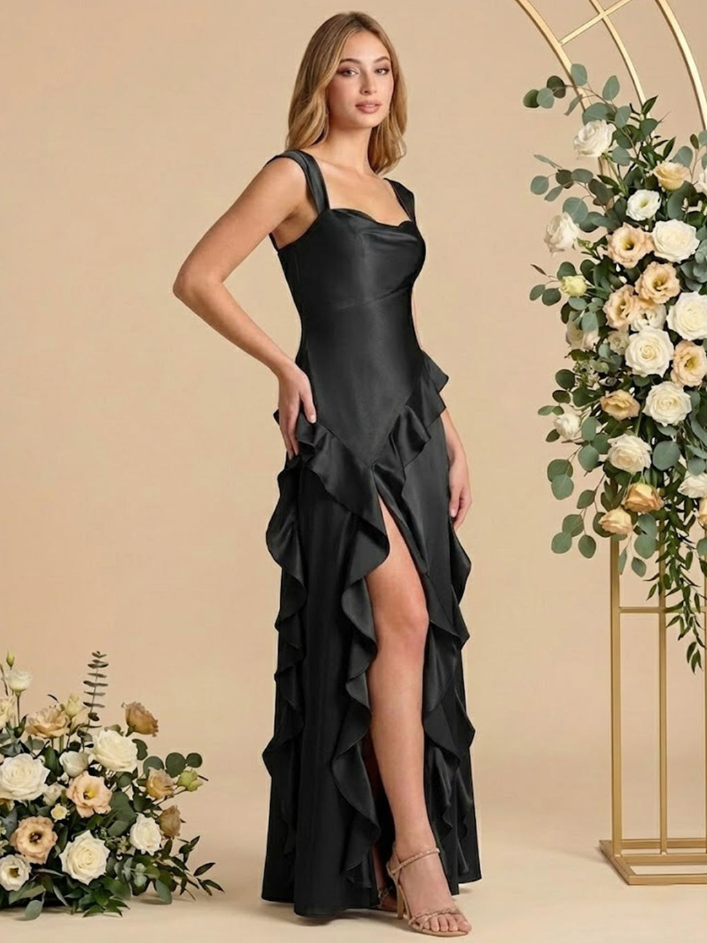 Vestido longo de madrinha com decote quadrado, babados, saia evasê, mangas curtas de cetim e fenda