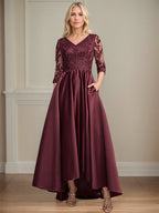 Vestido de mãe da noiva evasê com decote em V, assimétrico, em cetim e renda com lantejoulas