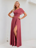 Vestido largo de dama de honor de gasa color canela con línea A, un hombro y mangas cortas
