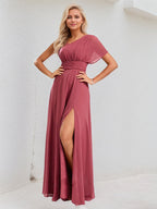 Vestido largo de dama de honor de gasa color canela con línea A, un hombro y mangas cortas