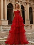 Vestido longo de baile tomara que caia com corpete de renda em camadas e saia de tule vermelha corte evasê