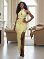 Vestido largo de fiesta sirena amarillo con cuello halter, flores 3D y abertura