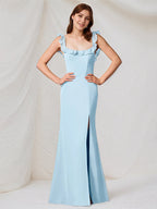 Abito lungo azzurro in chiffon con scollo quadrato, senza maniche e spacco alto