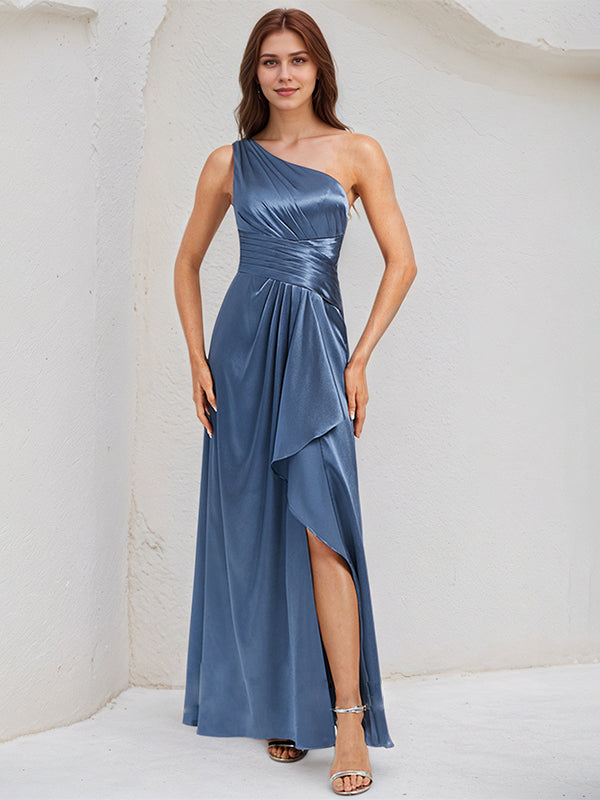 Vestido longo de cetim em linha A, um ombro só e sem mangas com fenda