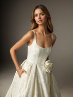 Robe de mariée blanche style robe boule avec poches en jacquard floral
