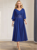 A-Linie V-Ausschnitt Tee-Länge Chiffon Kleid für die Brautmutter mit plissierten Pailletten-Applikationen, Spitze und Perlenstickerei