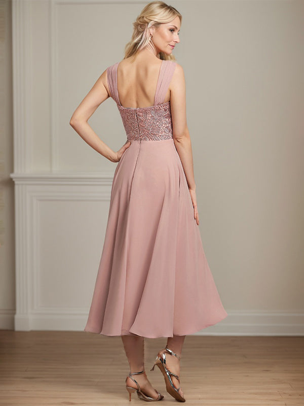 Vestido de mãe da noiva em chiffon e renda, linha A, comprimento tea, decote quadrado com bordados de lantejoulas