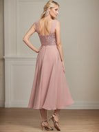 Vestido de mãe da noiva em chiffon e renda, linha A, comprimento tea, decote quadrado com bordados de lantejoulas