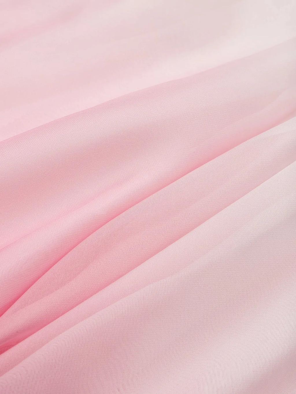 Vestido longo rosa evasê em chiffon com decote halter, efeito ombré, pérolas, recorte e gola alta falsa