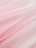 Vestido longo rosa evasê em chiffon com decote halter, efeito ombré, pérolas, recorte e gola alta falsa
