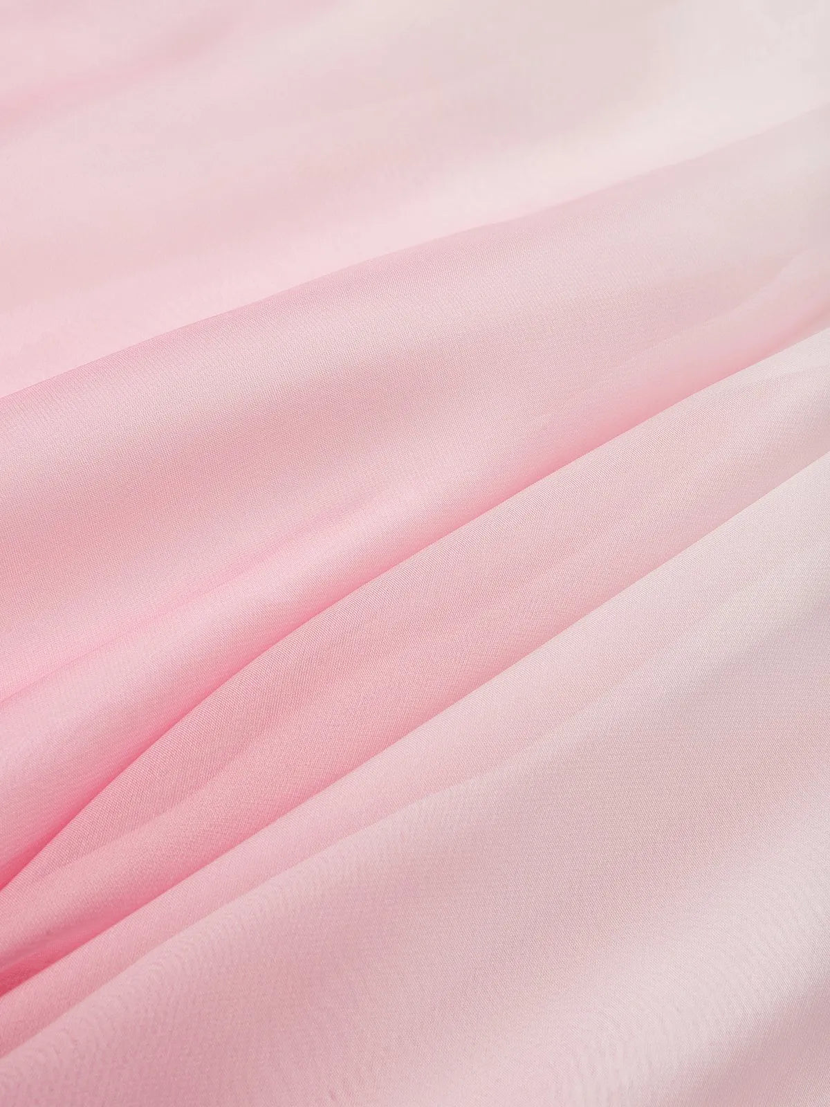 Vestido longo rosa evasê em chiffon com decote halter, efeito ombré, pérolas, recorte e gola alta falsa