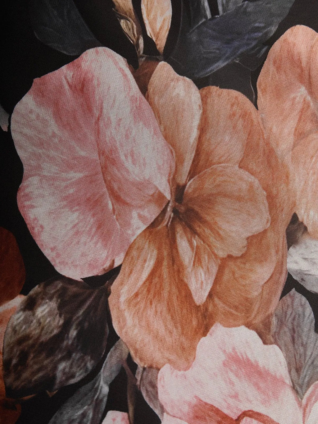 Schwarzes florales Chiffon trägerloses ärmelloses A-Linien Midikleid