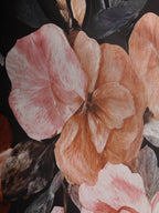 Schwarzes florales Chiffon trägerloses ärmelloses A-Linien Midikleid