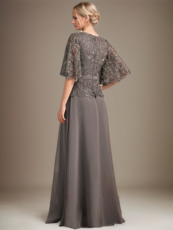 Robe mère de la mariée en mousseline et dentelle coupe A col en V longueur au sol avec broche en cristal et strass