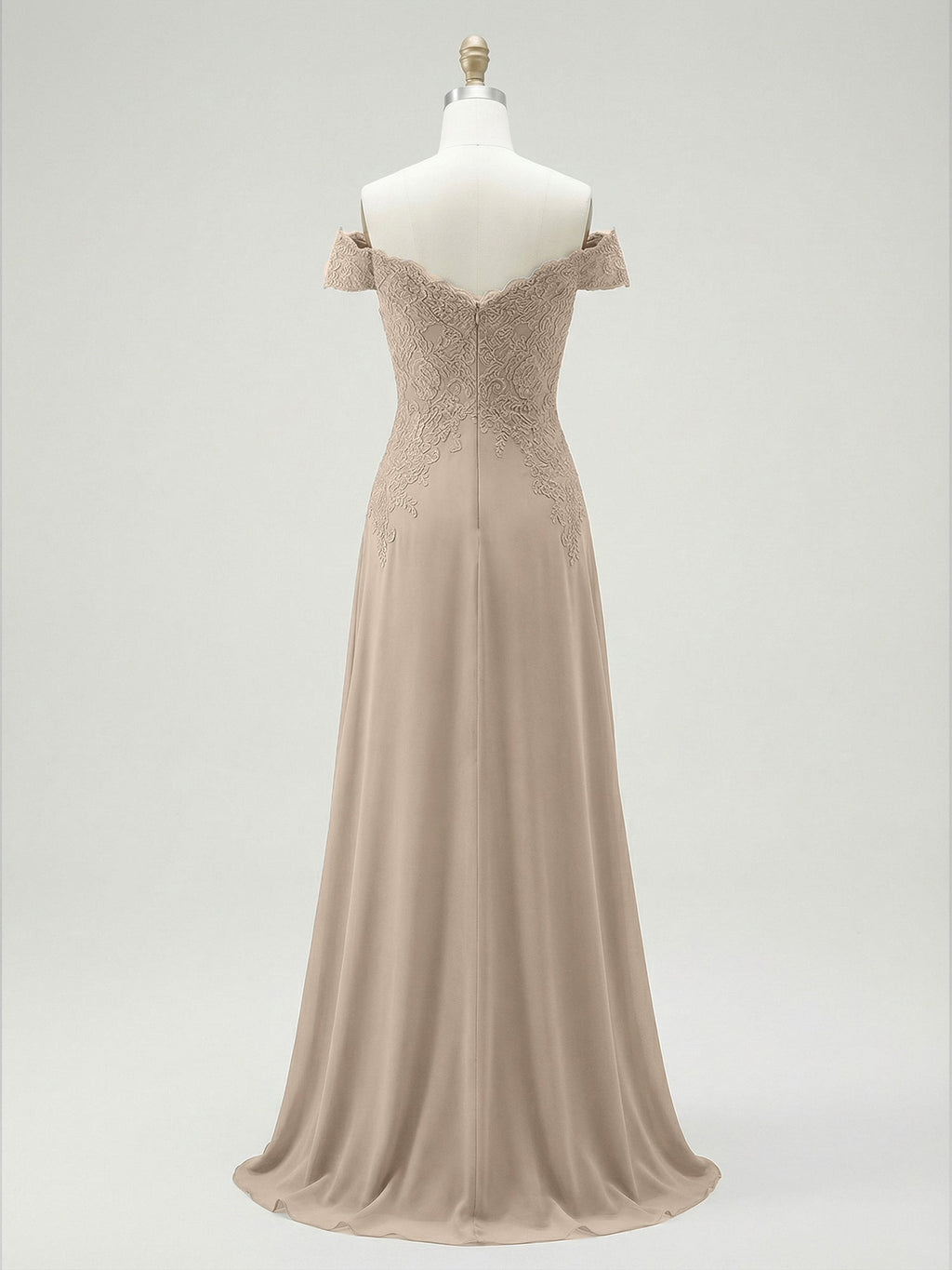Vestido elegante de madre de la novia en tono topo, tipo columna, sin hombros y con encaje