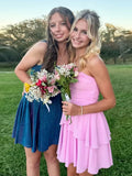 Vestido corto de graduación con volantes fruncidos y sin tirantes
