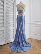 Vestido de baile sereia azul com alças finas, decote em V e strass