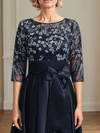 A-Linien-Kleid mit Rundhalsausschnitt, Illusionseffekt, asymmetrischem Satin-Spitzenstoff und Schleife für die Brautmutter
