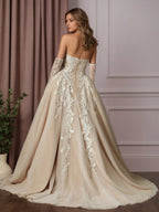Abito da sposa bianco champagne a gonna ampia senza spalline in pizzo